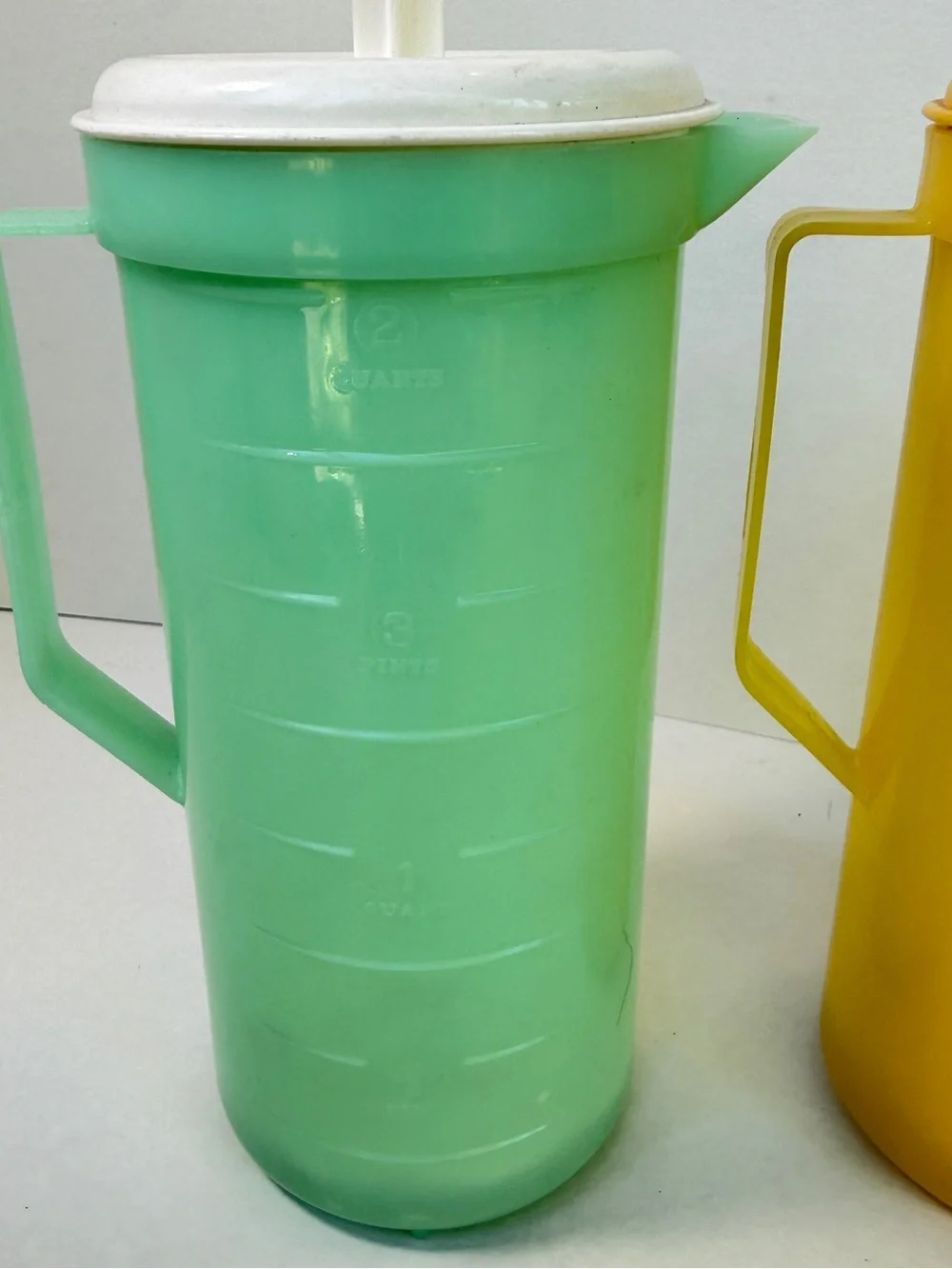 Vtg Federal Housewares 2 Qt Mixing Pitchers Set Plunger Lid Yellow, Mint MCM 70s